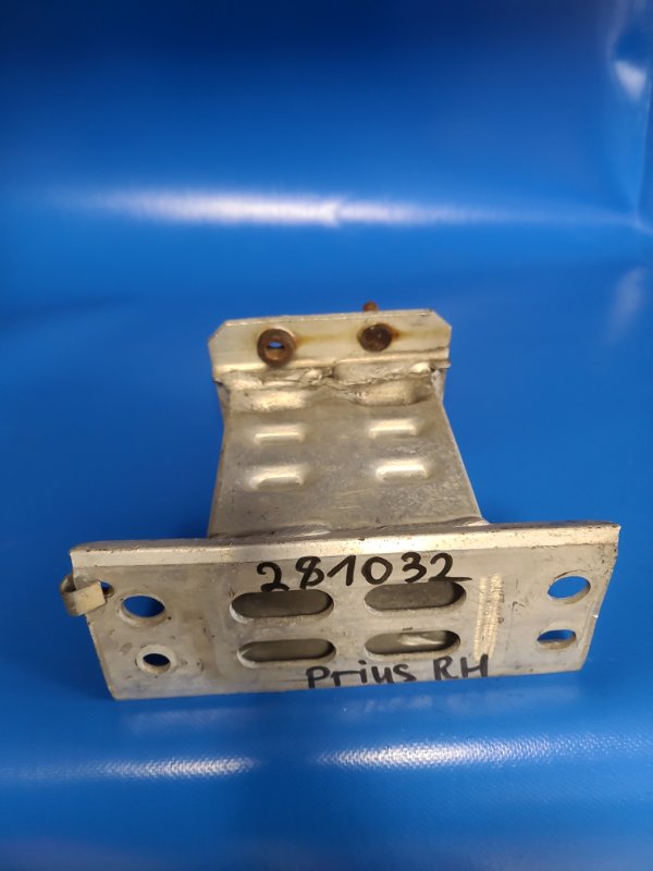 Кронштейн усилителя переднего бампера передний правый TOYOTA PRIUS - 30 09-17 57013-47040 Б/У