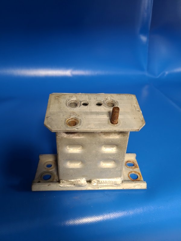 Кронштейн усилителя переднего бампера передний правый PRIUS - 30 09-17