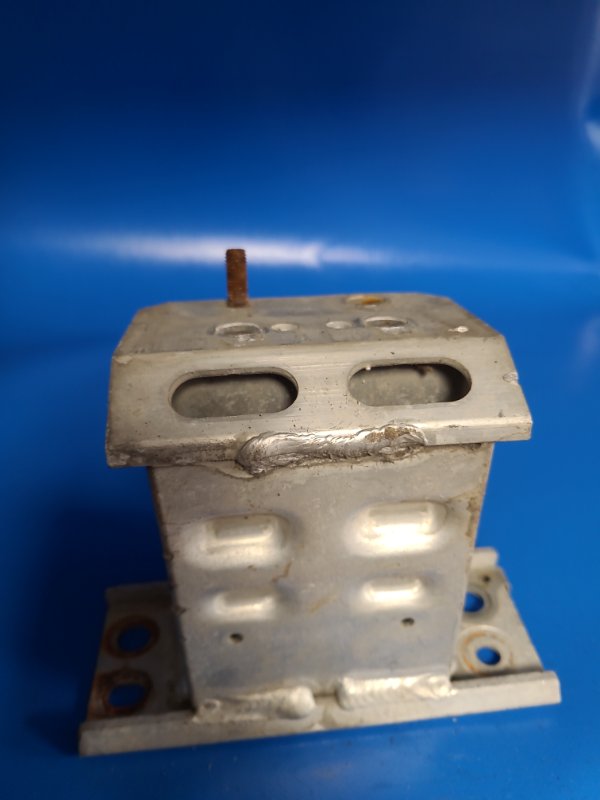 Кронштейн усилителя переднего бампера передний правый PRIUS - 30 09-17