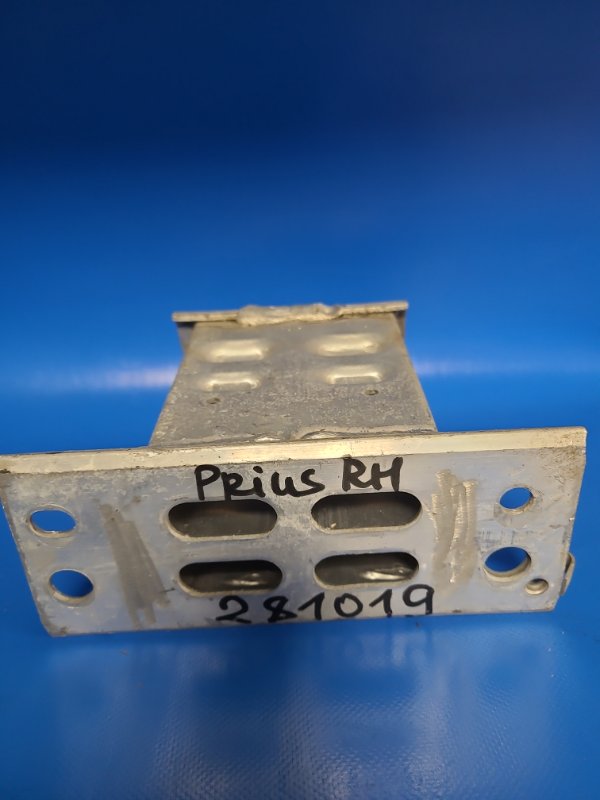 Кронштейн усилителя переднего бампера передний правый TOYOTA PRIUS - 30 09-17 57013-47040 Б/У