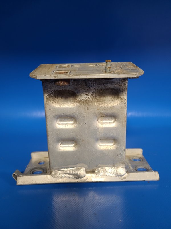 Кронштейн усилителя переднего бампера передний правый PRIUS - 30 09-17