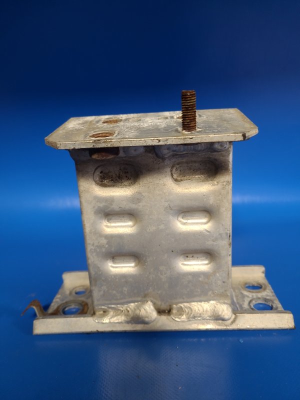 Кронштейн усилителя переднего бампера передний правый PRIUS - 30 09-17