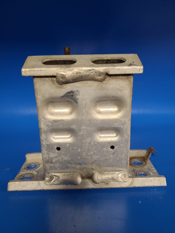 Кронштейн усилителя переднего бампера передний правый PRIUS - 30 09-17