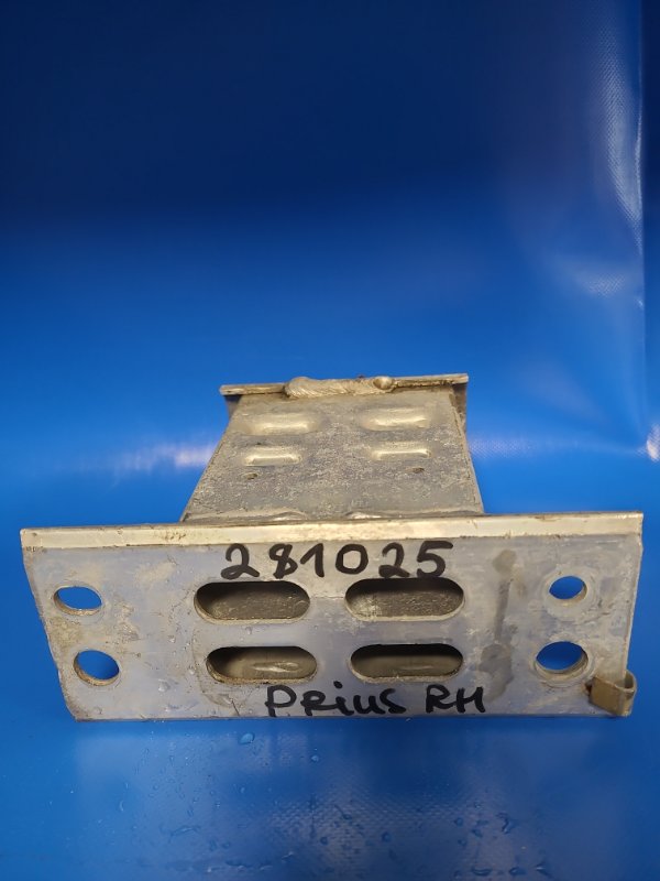 Кронштейн усилителя переднего бампера передний правый TOYOTA PRIUS - 30 09-17 57013-47040 Б/У