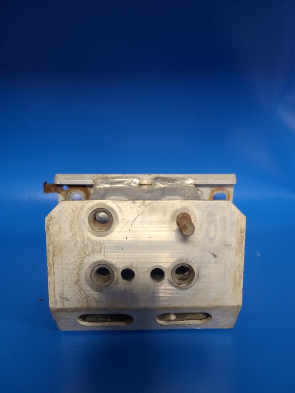 Кронштейн усилителя переднего бампера передний левый TOYOTA PRIUS - 30 09-17