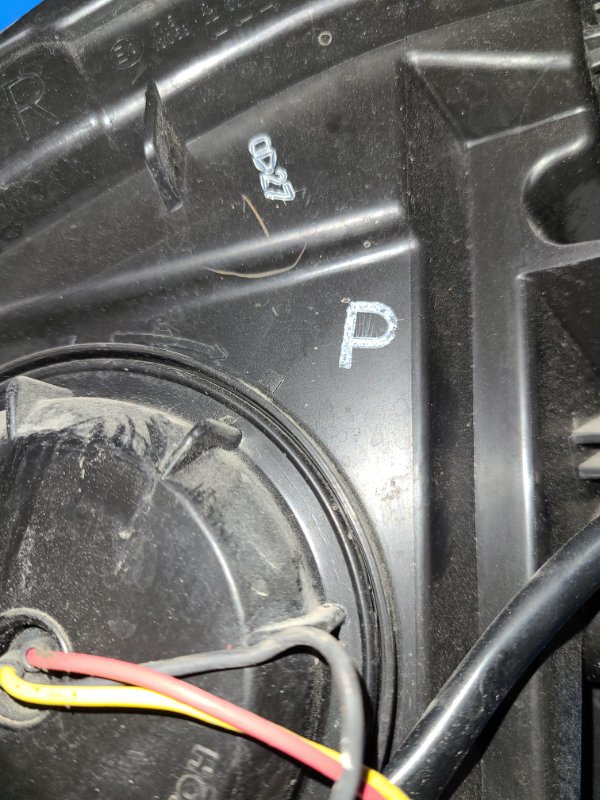 Фара передняя правая NISSAN LEAF 10-17