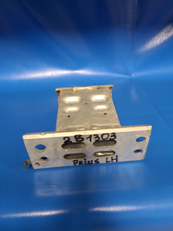 Кронштейн усилителя переднего бампера передний левый TOYOTA PRIUS - 30 09-17 57014-47040 Б/У