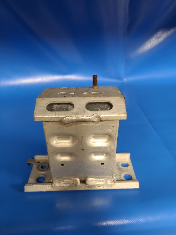 Кронштейн усилителя переднего бампера передний левый PRIUS - 30 09-17