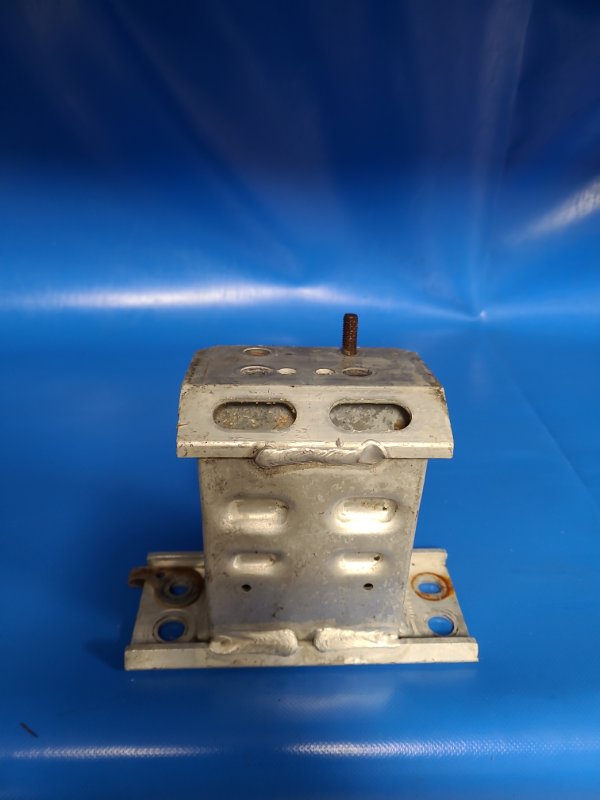 Кронштейн усилителя переднего бампера передний левый PRIUS - 30 09-17