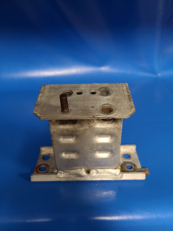 Кронштейн усилителя переднего бампера передний левый PRIUS - 30 09-17