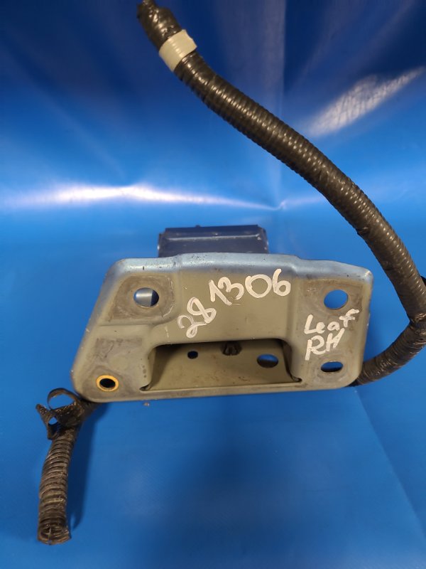 Кронштейн усилителя переднего бампера передний правый NISSAN LEAF 10-17 G5114-3NFMA Б/У