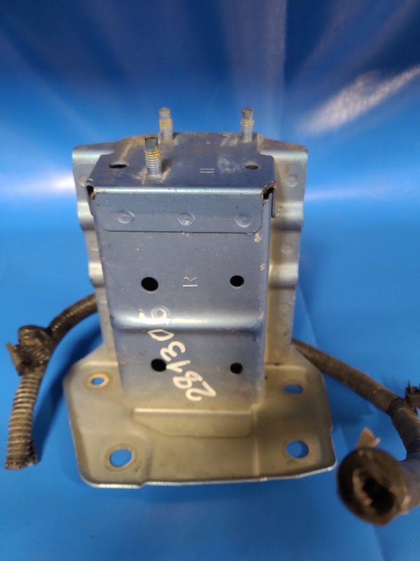 Кронштейн усилителя переднего бампера передний правый LEAF 10-17