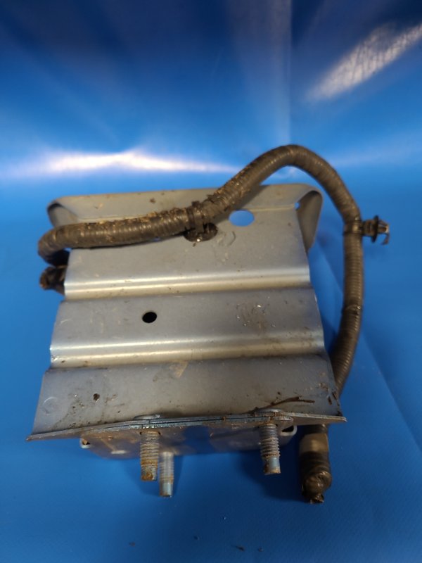 Кронштейн усилителя переднего бампера передний правый NISSAN LEAF 10-17