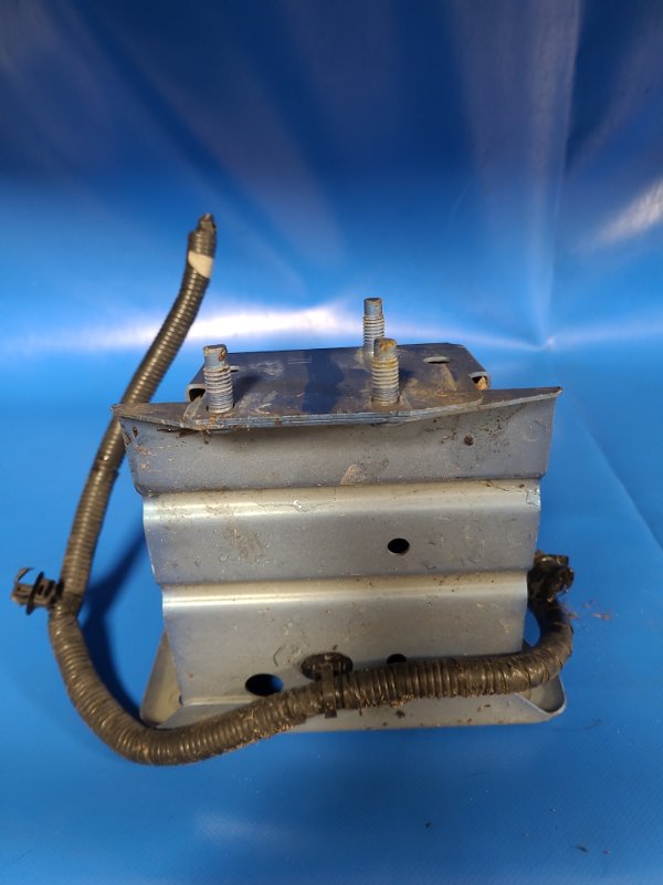 Кронштейн усилителя переднего бампера передний правый LEAF 10-17