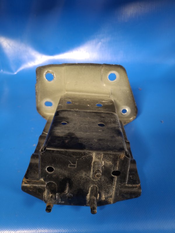 Кронштейн усилителя переднего бампера передний правый NISSAN LEAF 10-17