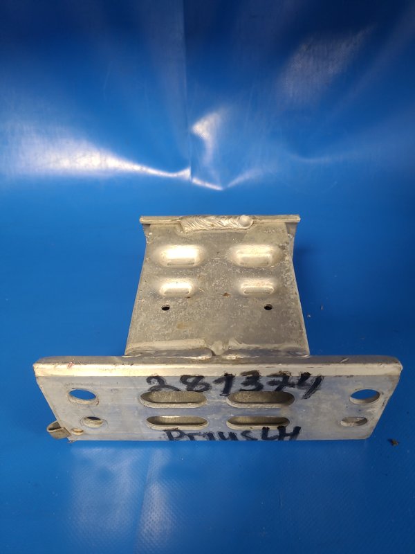 Кронштейн усилителя переднего бампера передний левый TOYOTA PRIUS - 30 09-17 57014-47040 Б/У