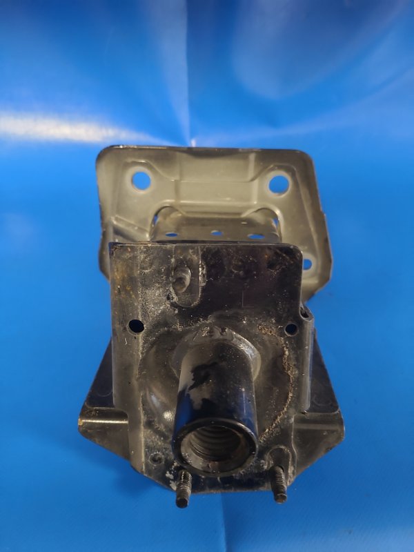 Кронштейн усилителя переднего бампера левый NISSAN LEAF 10-17