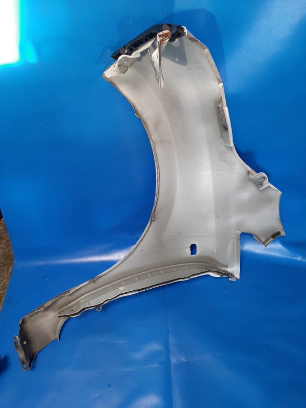 Крыло переднее переднее правое LEAF 10-17