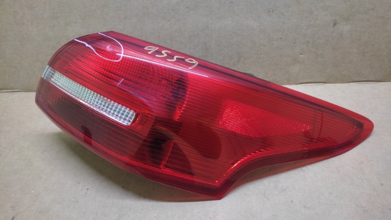 Фонарь наружный правый FORD FOCUS 10-18 2016 2.0 F1EZ-13404-B Б/У