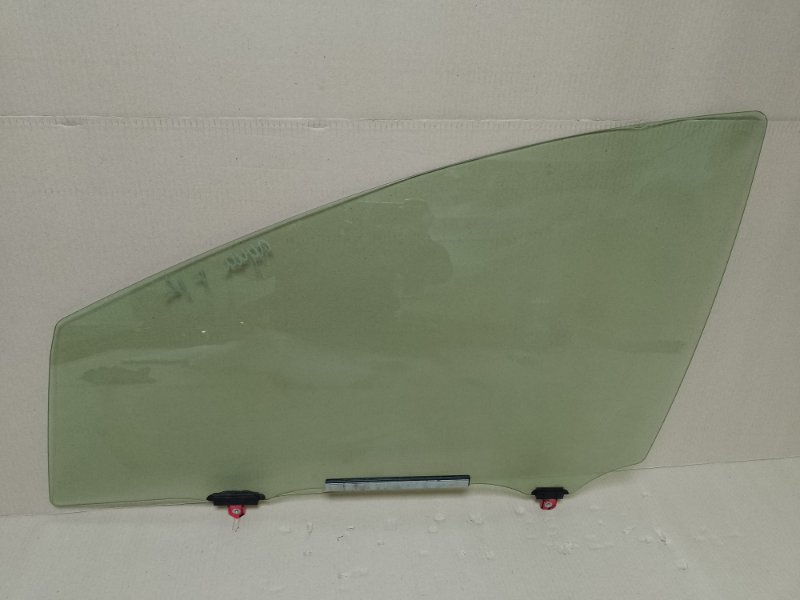 Стекло двери переднее левое TOYOTA PRIUS C/AQUA 11-14 68102-52030 Б/У