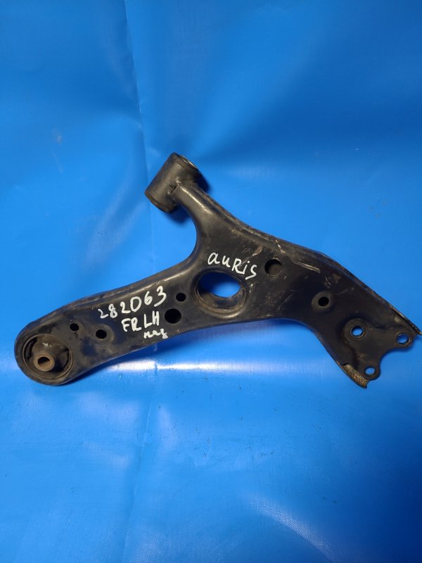 Рычаг передней подвески нижний передний левый TOYOTA AURIS 06-12 48069-02130 Б/У