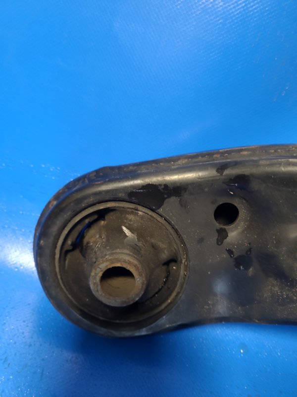 Рычаг передней подвески нижний передний левый TOYOTA AURIS 06-12