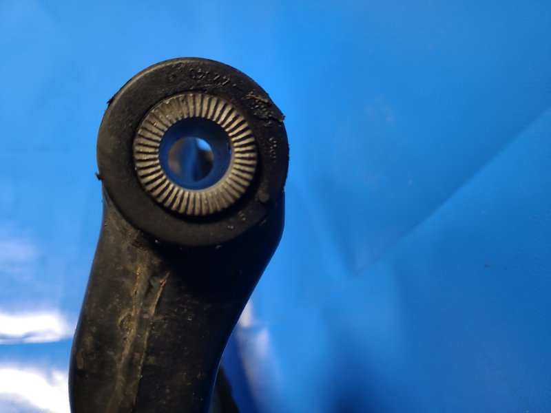 Рычаг передней подвески нижний передний левый AURIS 06-12