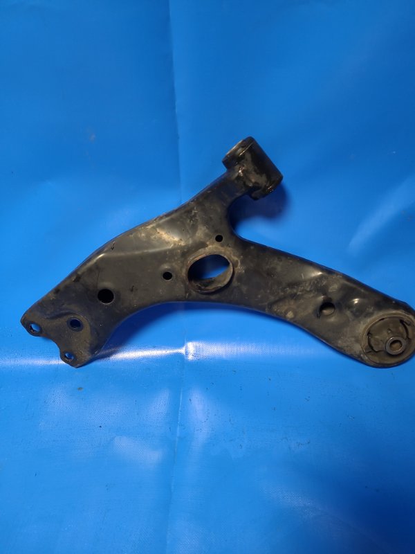 Рычаг передней подвески нижний передний левый AURIS 06-12