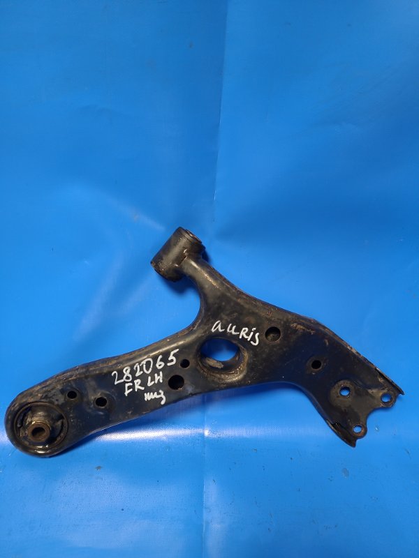 Рычаг передней подвески нижний передний левый TOYOTA AURIS 06-12 48069-02130 Б/У