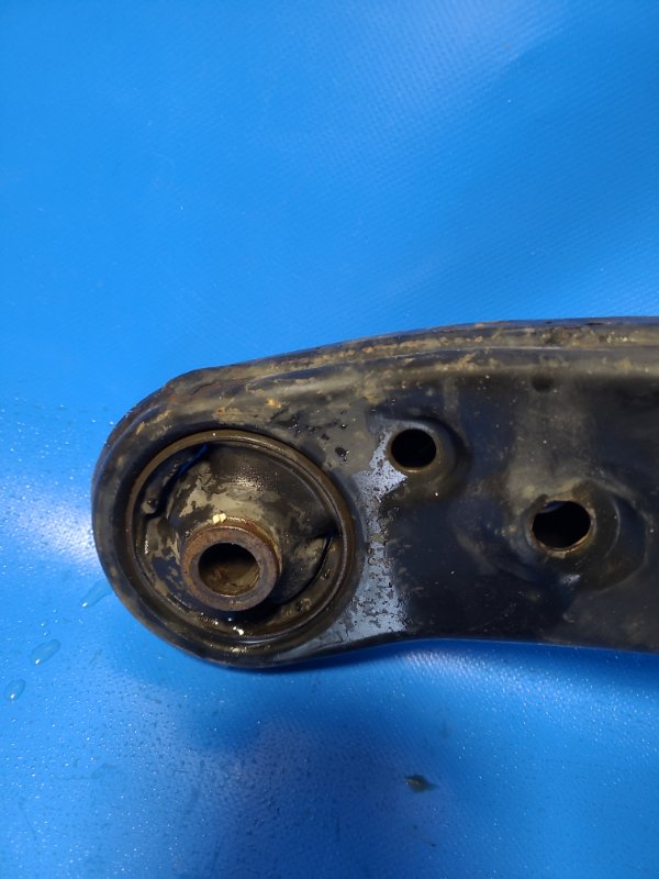 Рычаг передней подвески нижний передний левый AURIS 06-12