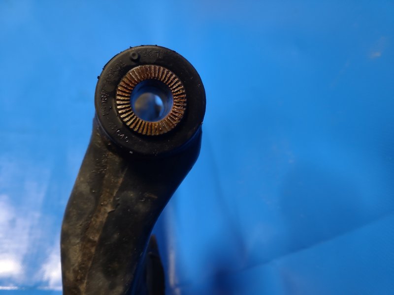 Рычаг передней подвески нижний передний левый AURIS 06-12