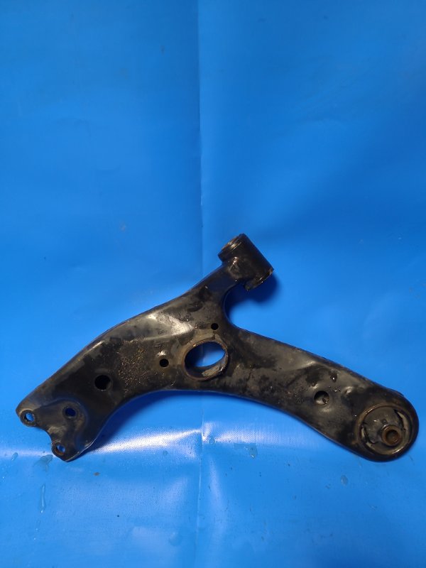 Рычаг передней подвески нижний передний левый AURIS 06-12