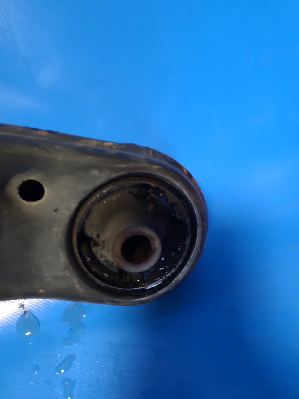 Рычаг передней подвески нижний передний правый AURIS 06-12