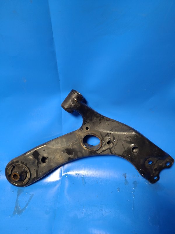 Рычаг передней подвески нижний передний правый AURIS 06-12