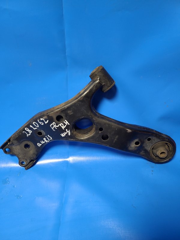 Рычаг передней подвески нижний передний правый TOYOTA AURIS 06-12 48068-02130 Б/У