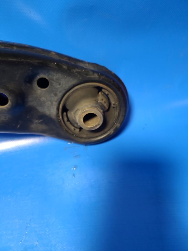 Рычаг передней подвески нижний передний правый TOYOTA AURIS 06-12