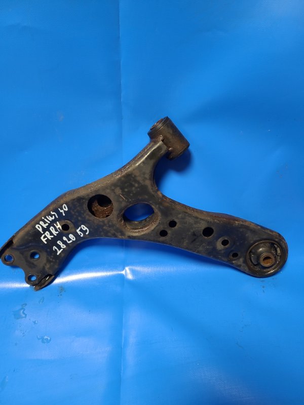 Рычаг передней подвески нижний передний правый TOYOTA PRIUS - 30 09-17 48068-47050 Б/У