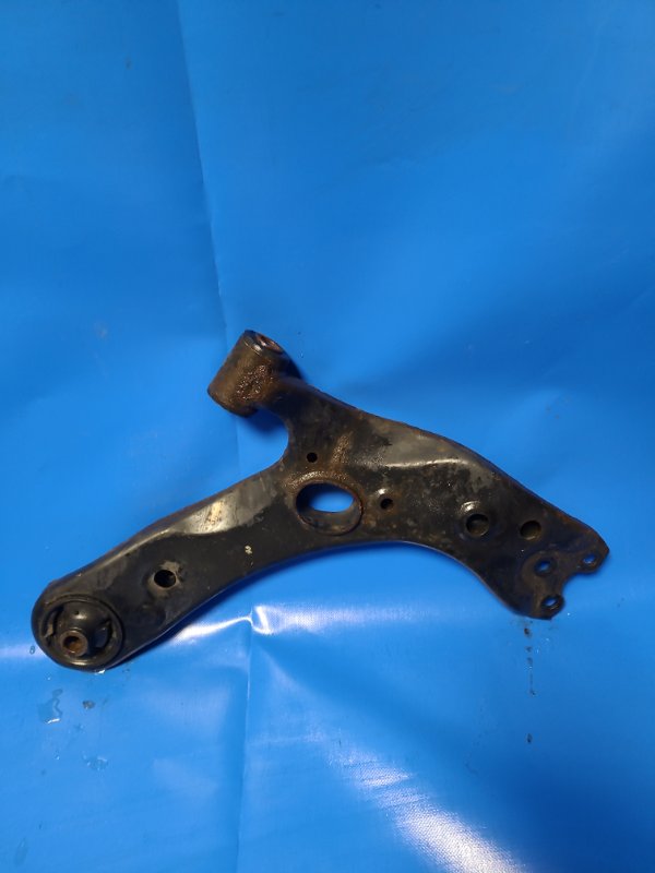 Рычаг передней подвески нижний передний правый PRIUS - 30 09-17