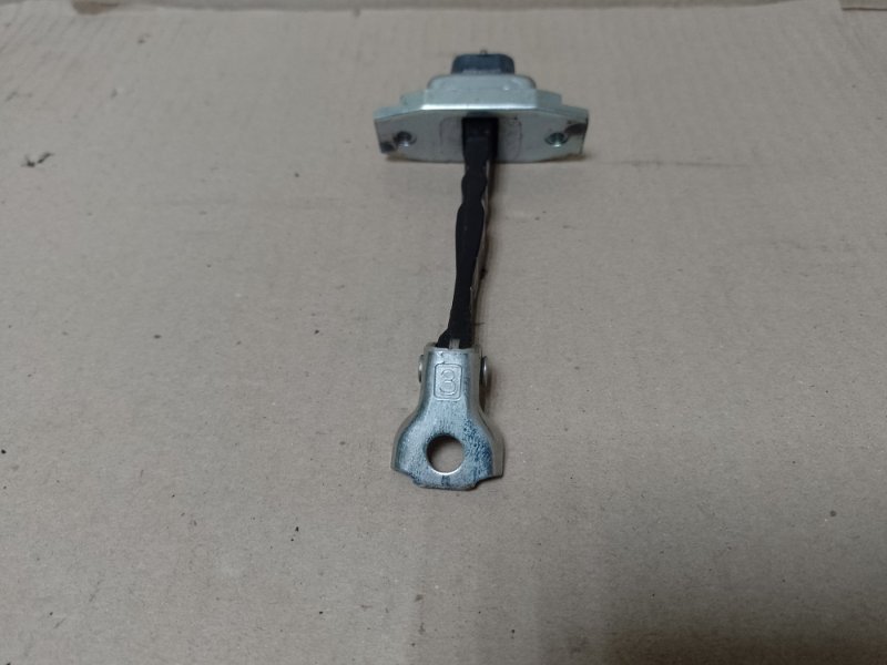 Ограничитель двери передний левый TOYOTA PRIUS C/AQUA 11-14 68610-52170 Б/У