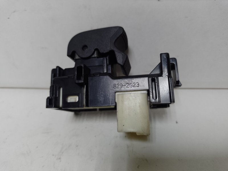 Кнопка стеклоподъемника TOYOTA PRIUS C/AQUA 11-14
