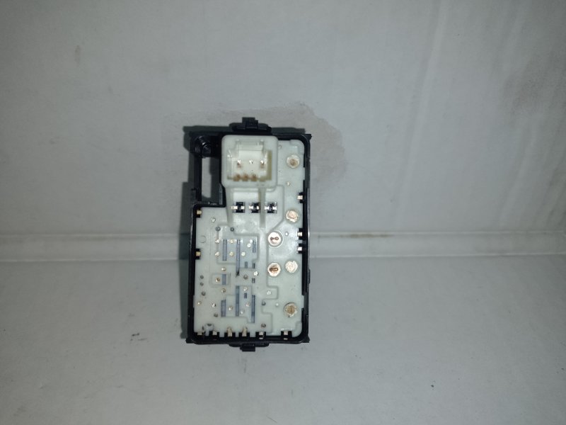 Кнопка стеклоподъемника PRIUS - 30 09-17