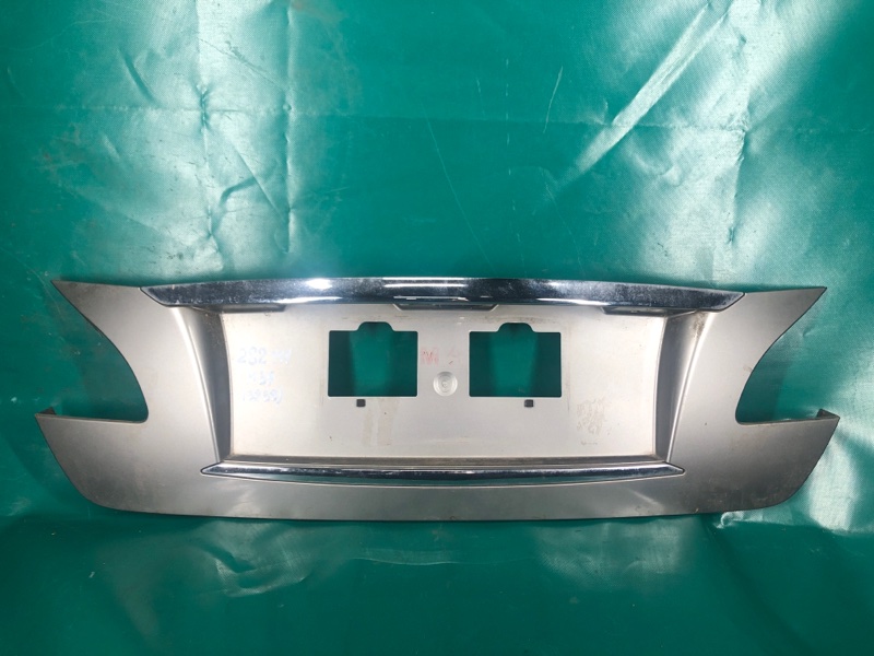 Накладка крышки багажника INFINITI M25/M37/M56/Q70/M35H 10-16 2010 Седан 3.7 VQ37VHR 84810-1MA3A Б/У