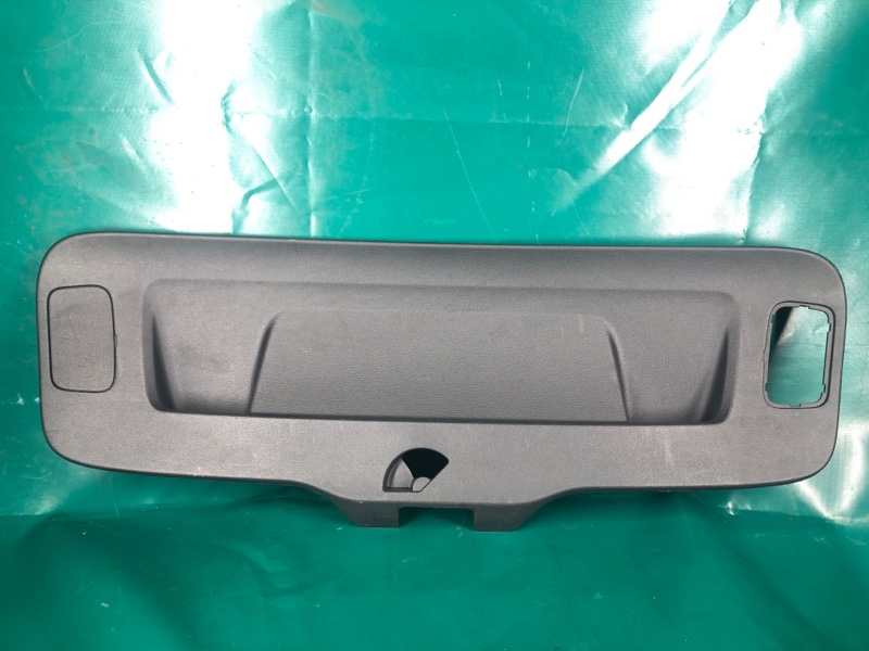 Обшивка крышки багажника VOLKSWAGEN PASSAT B7 11-15 11/2011 CBTA 2.5L 561 867 605 D Б/У