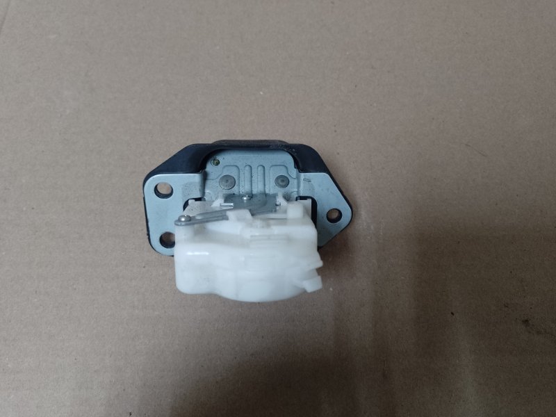 Замок крышки багажника NISSAN LEAF 10-17 Замок крышки багажника NISSAN LEAF 10-17