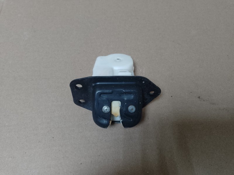 Замок крышки багажника LEAF 10-17 Замок крышки багажника LEAF 10-17