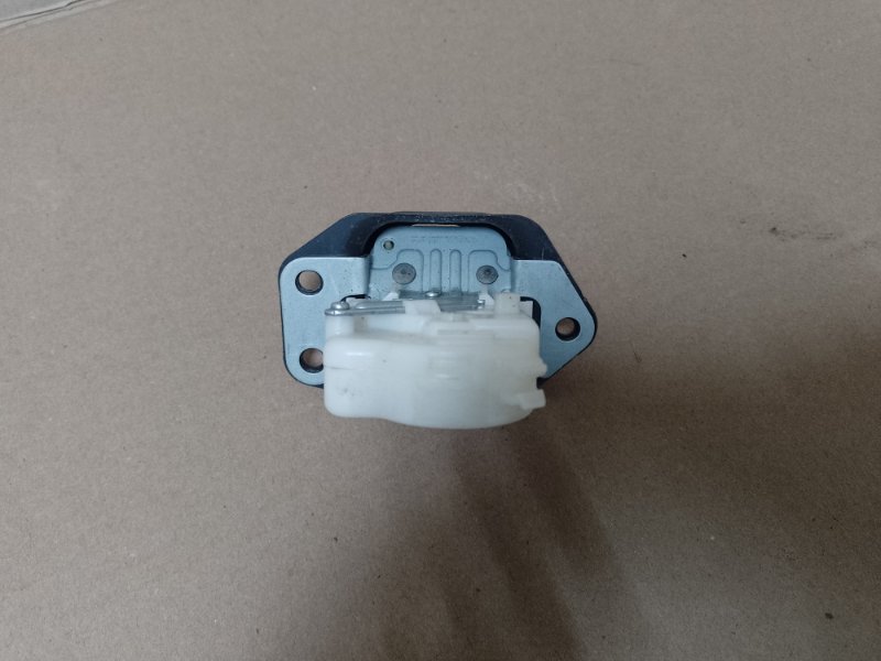 Замок крышки багажника NISSAN LEAF 10-17 Замок крышки багажника NISSAN LEAF 10-17