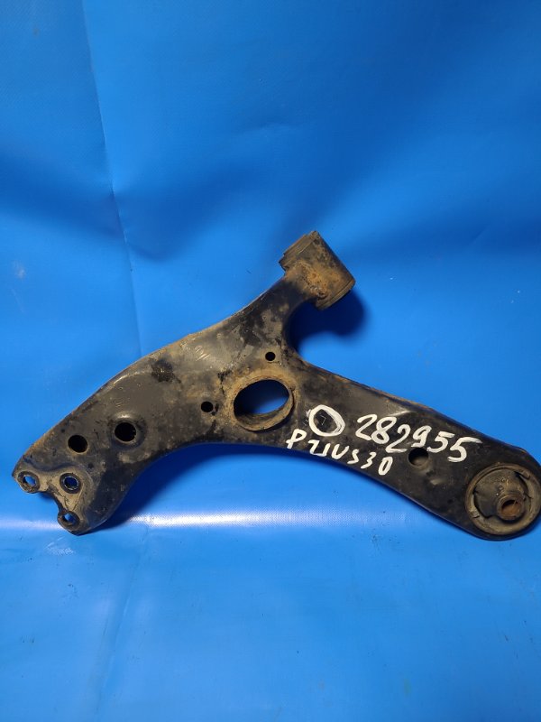 Рычаг передней подвески нижний левый TOYOTA PRIUS - 30 09-17 48069-47050 Б/У