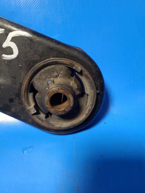 Рычаг передней подвески нижний левый PRIUS - 30 09-17