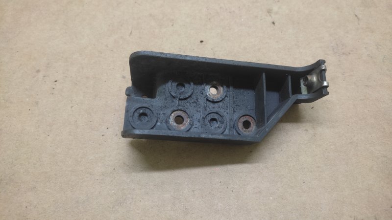 Кронштейн переднего бампера (под фарой) правый TRIBECA B9 05-07 2006 3.0