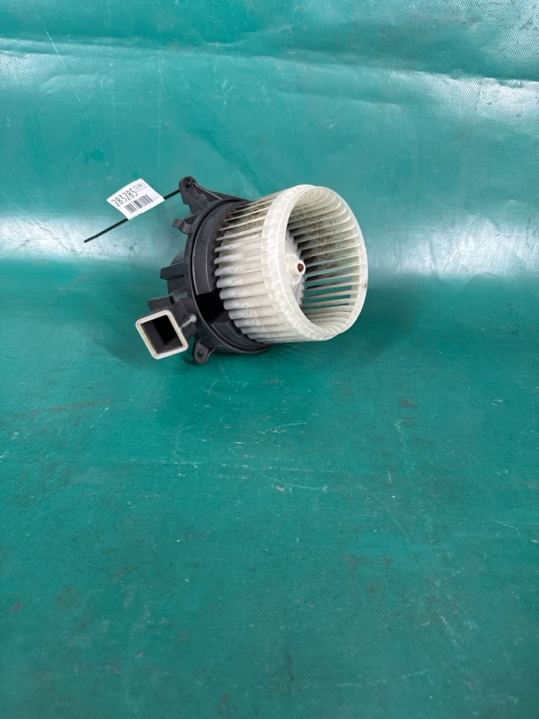 Запчасть моторчик печки JEEP COMPASS 17-21 2017 2.4 ED6 68350343AA Б/У Моторчик печки JEEP COMPASS 17-21 2017 2.4 ED6 68350343AA Б/У